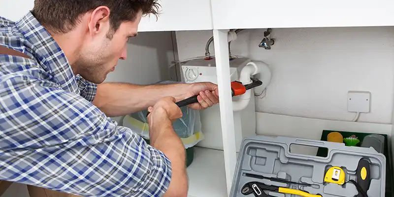 plubmer repairing sink image